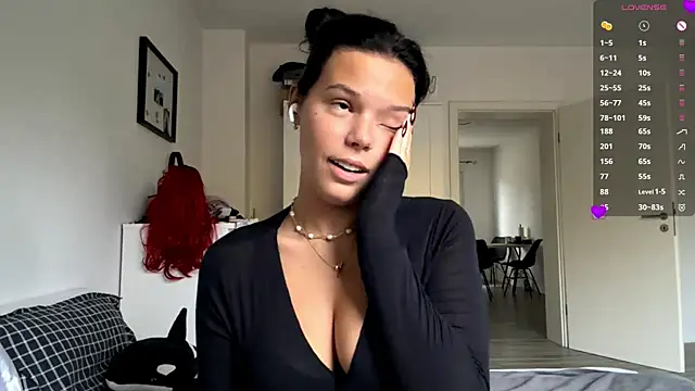 Snapshot of MaydaCornwall chatting on 10.22.25 MaydaCornwall online show from 10.22.25