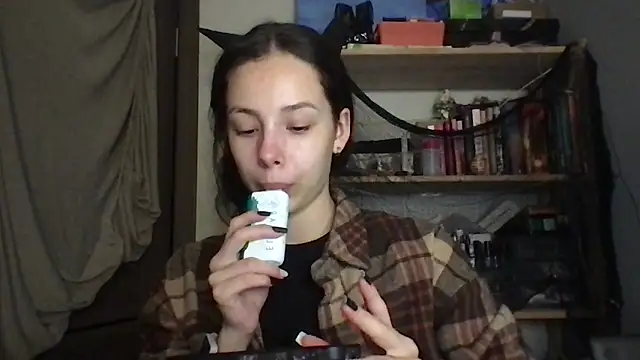 Snapshot of Yuna5343 chatting on 11.04.25 Yuna5343 online show from 11.04.25