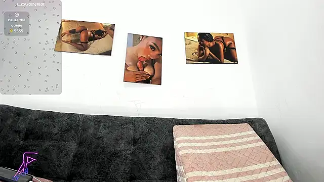 Snapshot of mishell- chatting on 11.28.25 mishell- online show from 11.28.25