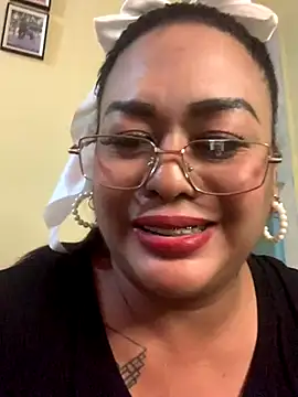 Snapshot of EmmaKantutera chatting on 11.13.25 EmmaKantutera online show from 11.13.25