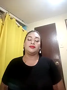 Snapshot of EmmaKantutera chatting on 11.19.25 EmmaKantutera online show from 11.19.25