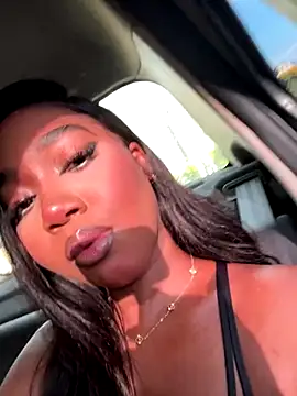 Snapshot of alisonn_moon chatting on 10.20.25 alisonn moon online show from 10.20.25