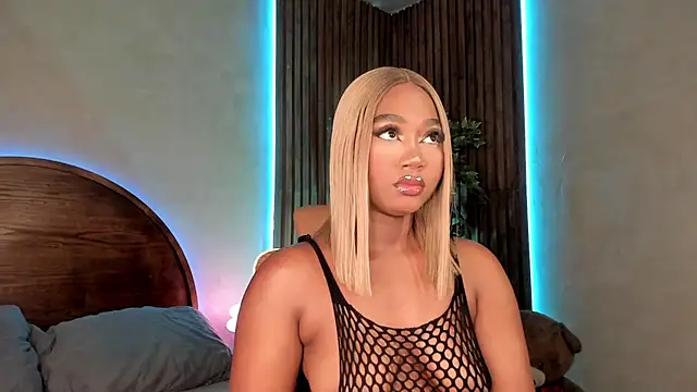 Snapshot of alisonn_moon chatting on 11.18.25 alisonn moon online show from 11.18.25