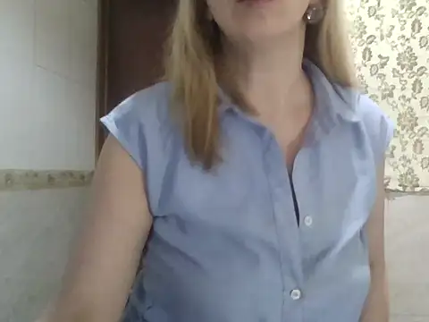 Snapshot of MiyaHottie chatting on 11.10.25 MiyaHottie online show from 11.10.25