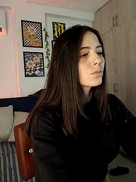 Snapshot of mishelkrave_ chatting on 10.06.25 mishelkrave online show from 10.06.25