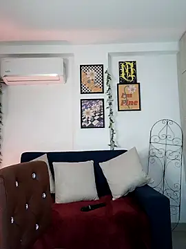 Snapshot of mishelkrave_ chatting on 10.09.25 mishelkrave online show from 10.09.25