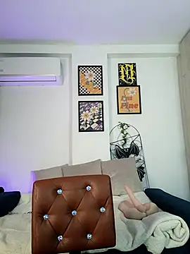 Snapshot of mishelkrave_ chatting on 11.13.25 mishelkrave online show from 11.13.25