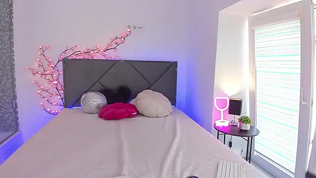 HollyTailors online show from 09.15.25