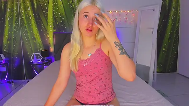 HollyTailors online show from 09.26.25