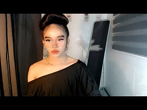 LauraSoHot online show from 11.23.25