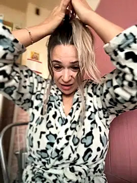 iSelena online show from 09.25.25