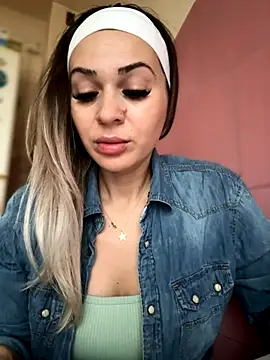 iSelena online show from 11.13.25