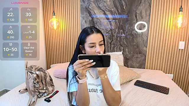 Snapshot of Alana-Jones chatting on 09.10.25 Alana-Jones online show from 09.10.25