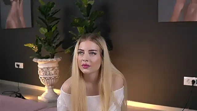 SerenaNoir online show from 10.18.25