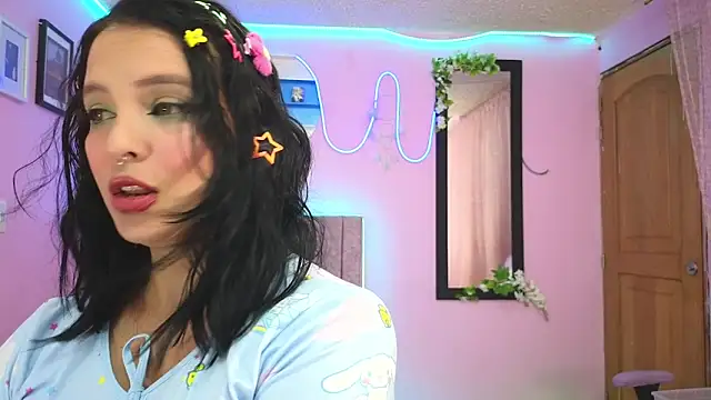 Snapshot of MiSofialeal chatting on 10.17.25 MiSofialeal online show from 10.17.25