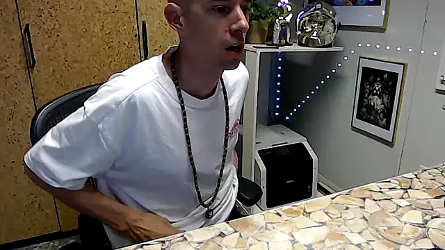 Snapshot of sakiramissy chatting on 10.28.25 sakiramissy online show from 10.28.25