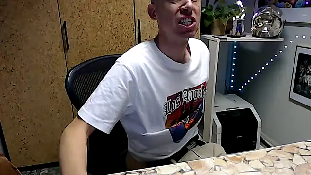 Snapshot of sakiramissy chatting on 11.17.25 sakiramissy online show from 11.17.25