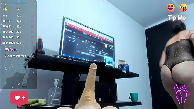 Alicia Whitee online show from 10.14.25