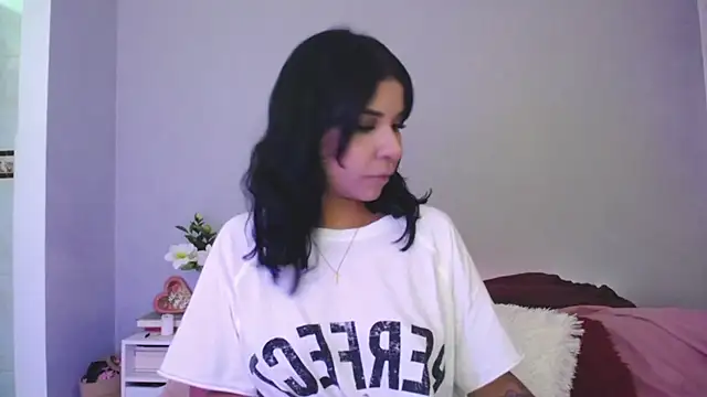 Snapshot of Laura-angeel chatting on 11.18.25 Laura-angeel online show from 11.18.25