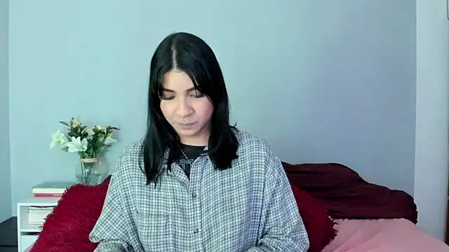 Snapshot of Laura-angeel chatting on 11.27.25 Laura-angeel online show from 11.27.25