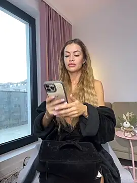 Snapshot of _Luxie_ chatting on 10.02.25 Luxie online show from 10.02.25