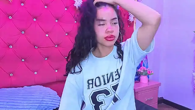 Snapshot of Nanis_James chatting on 11.25.25 Nanis James online show from 11.25.25