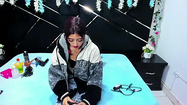 Snapshot of _Maleja_19_ chatting on 11.06.25 Maleja 19 online show from 11.06.25