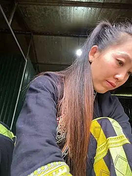 Snapshot of Huong-Ly chatting on 11.16.25 Huong-Ly online show from 11.16.25