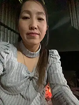 Snapshot of Huong-Ly chatting on 11.19.25 Huong-Ly online show from 11.19.25