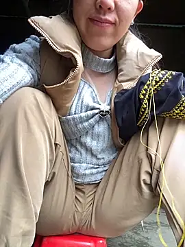 Snapshot of Huong-Ly chatting on 11.20.25 Huong-Ly online show from 11.20.25