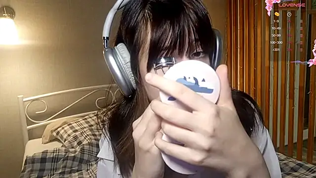 Honeey Beee online show from 12.18.25