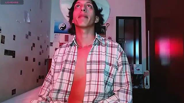 Snapshot of DannyPhantom555 chatting on 12.01.25 DannyPhantom555 online show from 12.01.25