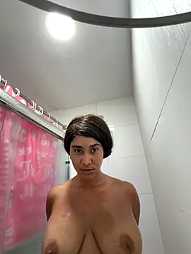 Snapshot of LuckyKhloe chatting on 09.30.25 LuckyKhloe online show from 09.30.25