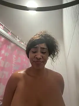 Snapshot of LuckyKhloe chatting on 10.30.25 LuckyKhloe online show from 10.30.25