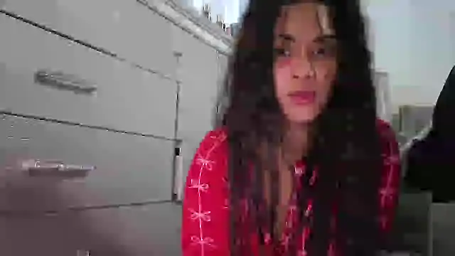 Snapshot of LuckyKhloe chatting on 11.25.25 LuckyKhloe online show from 11.25.25