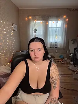 Snapshot of goddesskass chatting on 10.20.25 goddesskass online show from 10.20.25