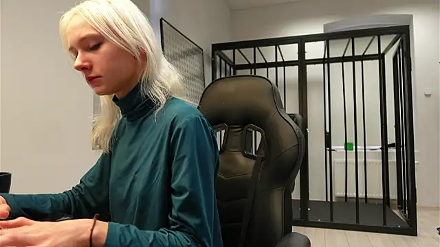 Laura Chaplin online show from 09.27.25