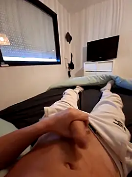 Snapshot of Yoaannn chatting on 10.28.25 Yoaannn online show from 10.28.25