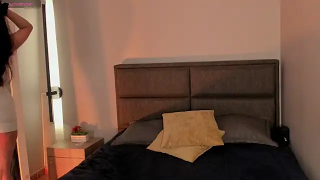 Emma  clark  online show from 04.14.26