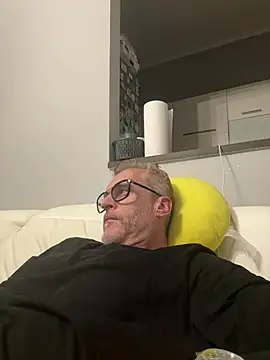 Axl hot online show from 04.04.26