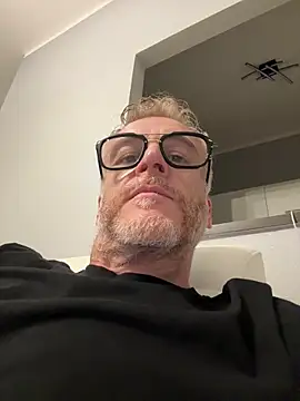 Axl hot online show from 04.17.26