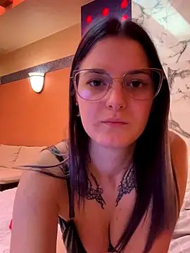 Snapshot of SuzyMiu chatting on 11.24.25 SuzyMiu online show from 11.24.25