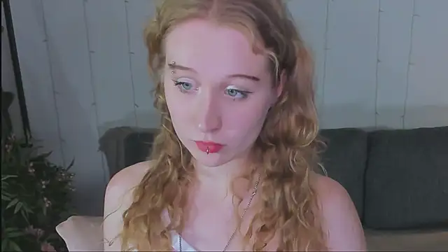 Snapshot of Astra_mluse chatting on 10.18.25 Astra mluse online show from 10.18.25