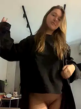 Snapshot of VesnaCrystal chatting on 10.08.25 VesnaCrystal online show from 10.08.25