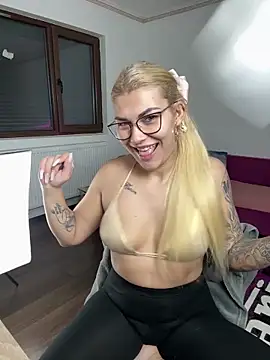 MiaKiittyy online show from 11.30.25