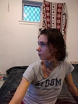 Snapshot of HoneySquirrel chatting on 10.15.25 HoneySquirrel online show from 10.15.25