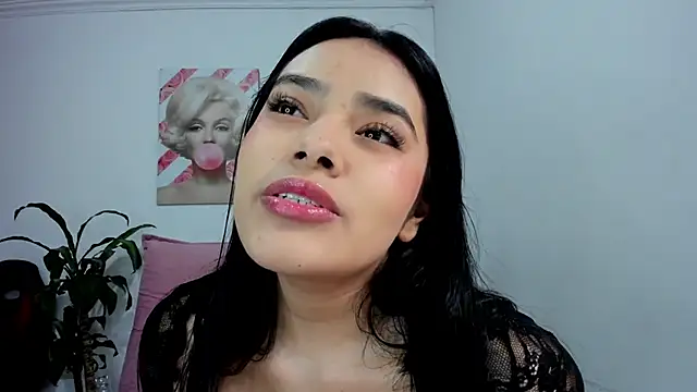 Snapshot of valeria_millers chatting on 12.19.25 valeria millers online show from 12.19.25