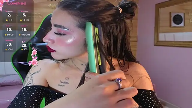 Snapshot of Abril_Velvet_a_ chatting on 11.24.25 Abril Velvet a online show from 11.24.25