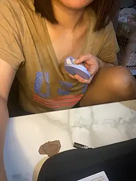 Snapshot of QuinRheana chatting on 11.20.25 QuinRheana online show from 11.20.25