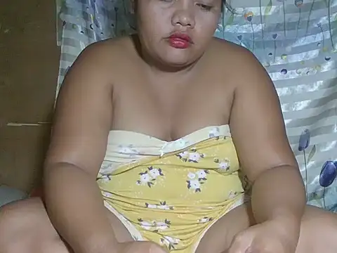 Snapshot of hot_mom13 chatting on 10.24.25 hot mom13 online show from 10.24.25